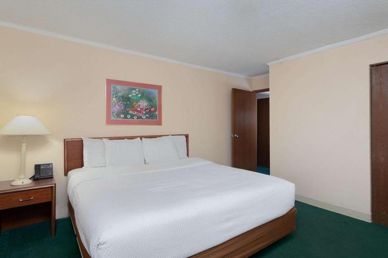 Norwood Inn & Suites Indianapolis East Post Drive מראה חיצוני תמונה