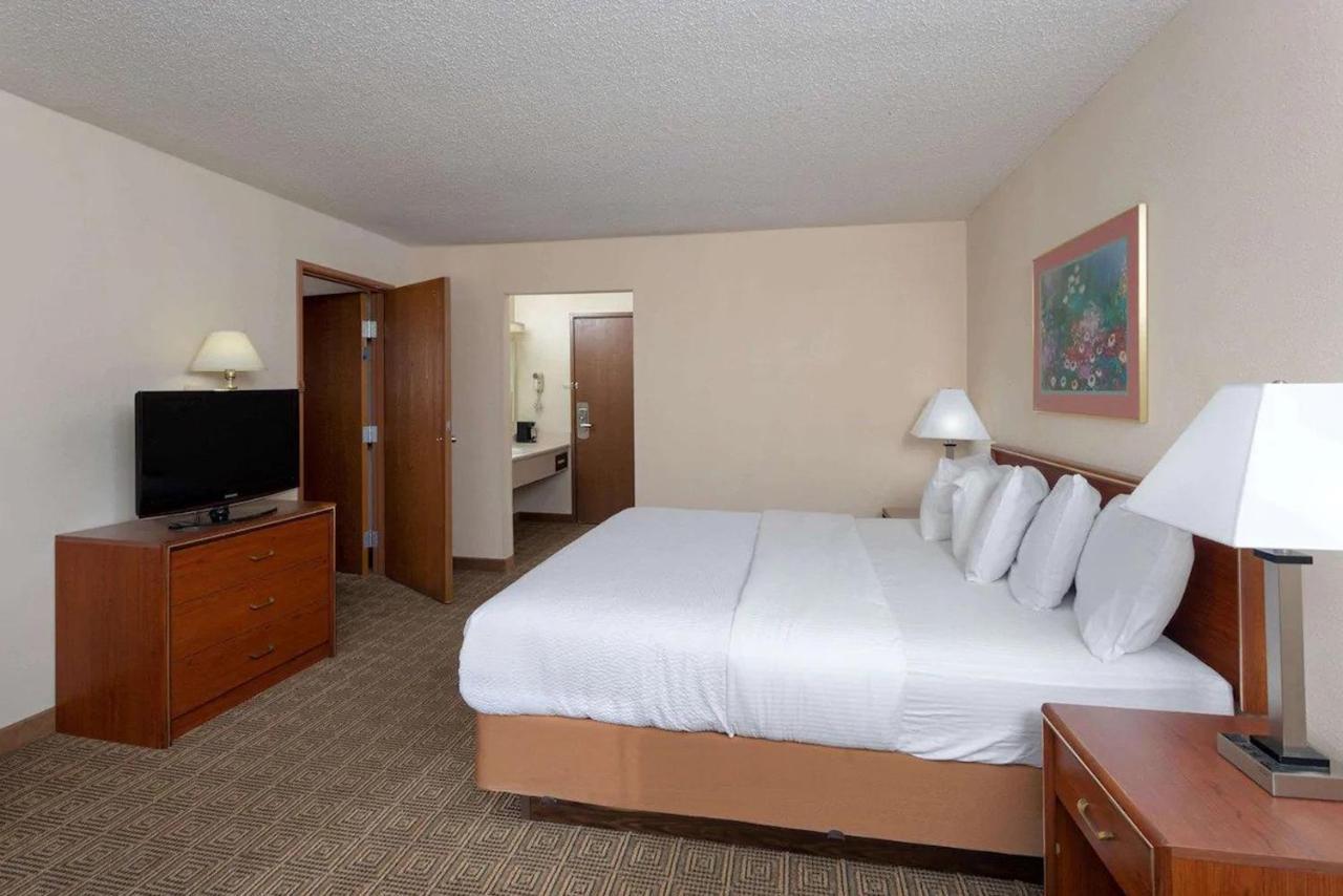 Norwood Inn & Suites Indianapolis East Post Drive מראה חיצוני תמונה