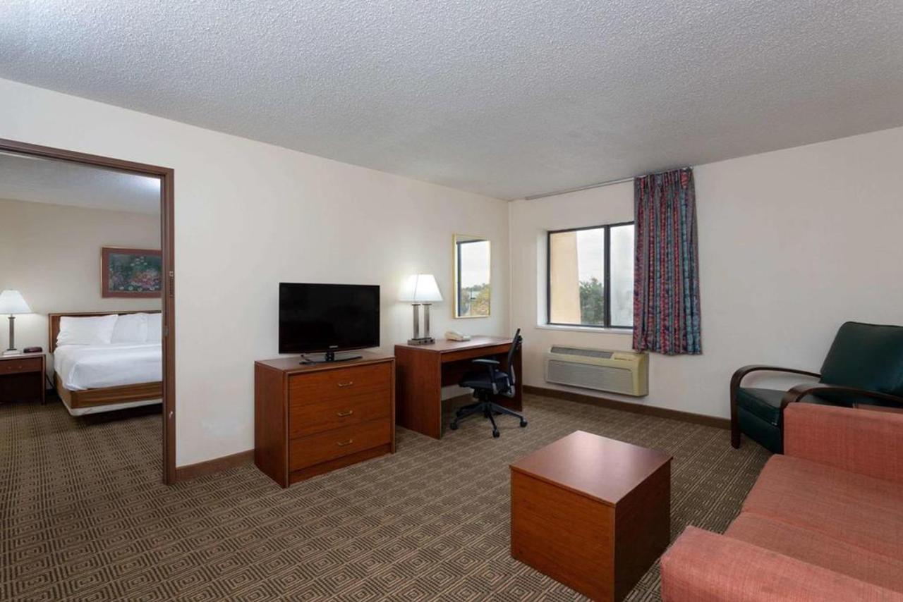 Norwood Inn & Suites Indianapolis East Post Drive מראה חיצוני תמונה