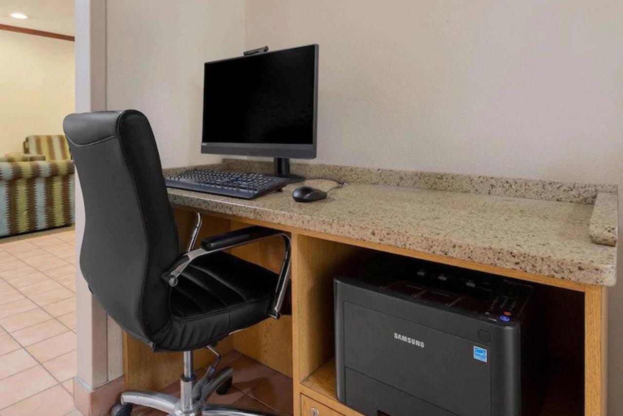 Norwood Inn & Suites Indianapolis East Post Drive מראה חיצוני תמונה