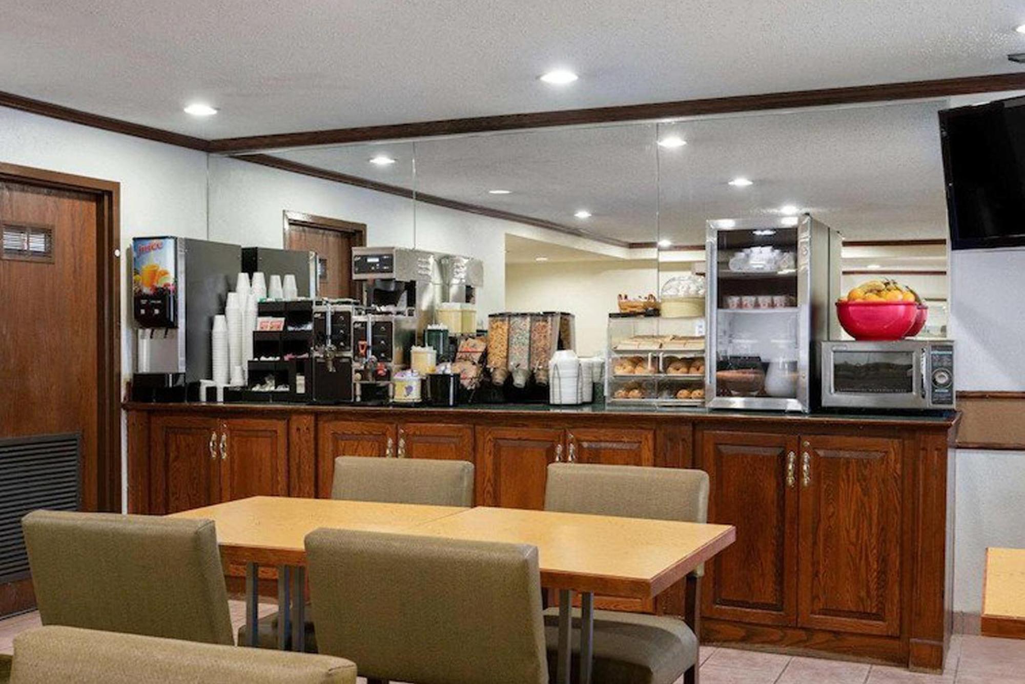Norwood Inn & Suites Indianapolis East Post Drive מראה חיצוני תמונה